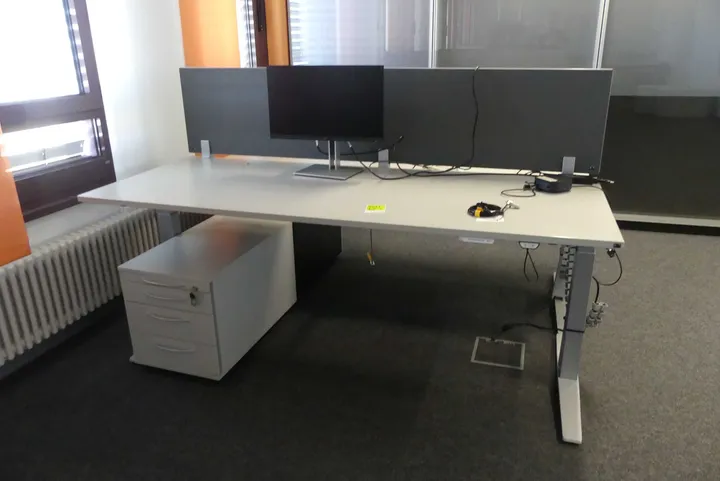 Elektrisch höhenverstellbarer Schreibtisch mit Trennwand und Schreibtischcontainer Maße in cm ca. 200 x 80